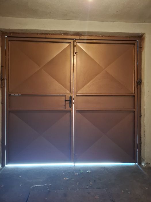 Гаражна врата.