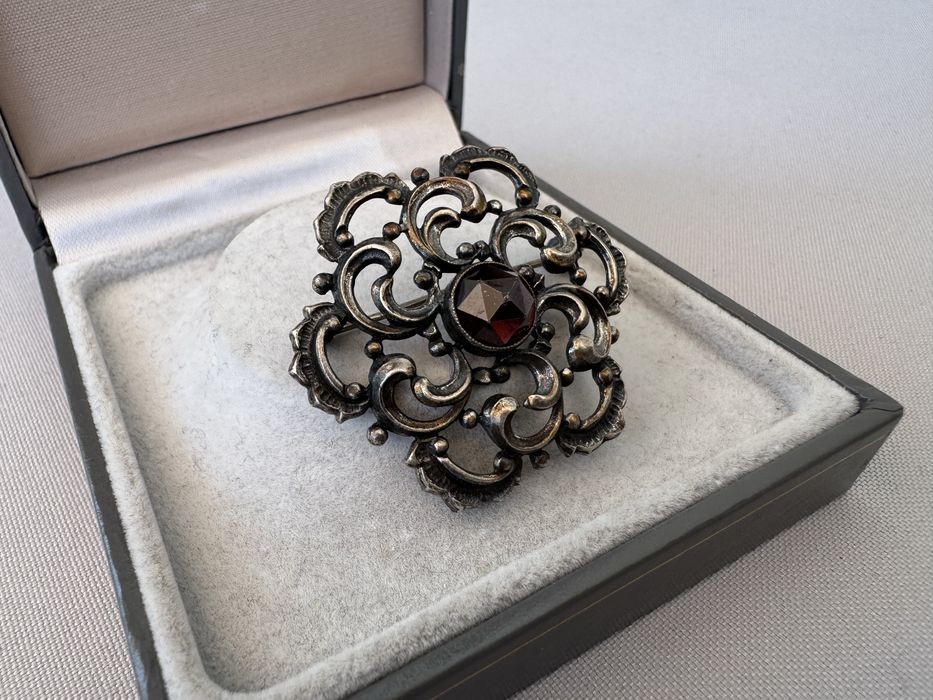 Brosa din argint si granat fatetat