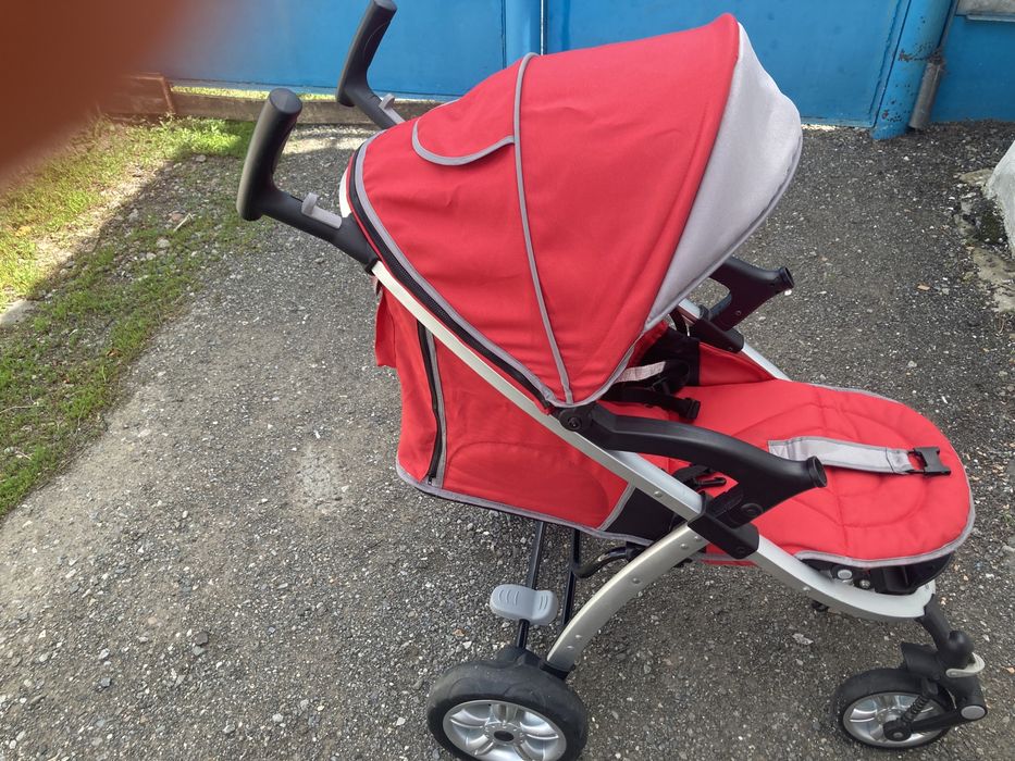 Продам детскую коляску в красном цвете