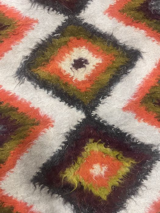 Продается чисто шерстяной ковер ,необычный 2/140