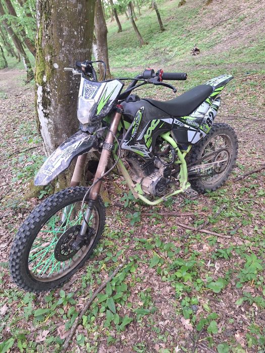 Cross kxd 150cc  merge foarte bine