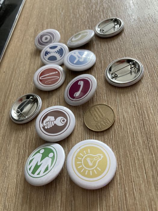 Insigne cu pin . set 12 bucati.