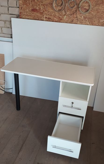 Маникюрный стол новый