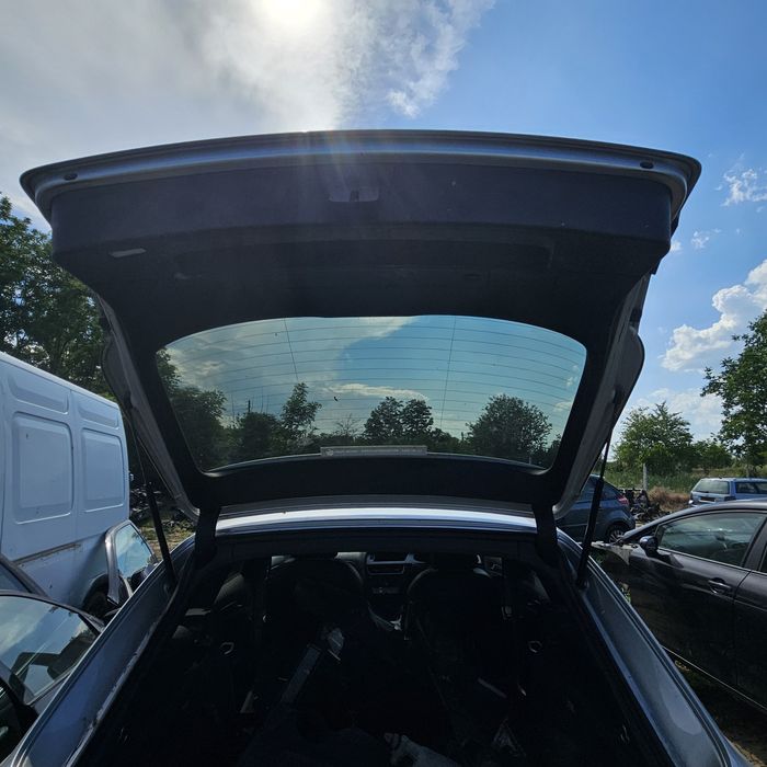 Заден капак свален е от ауди а4 б8