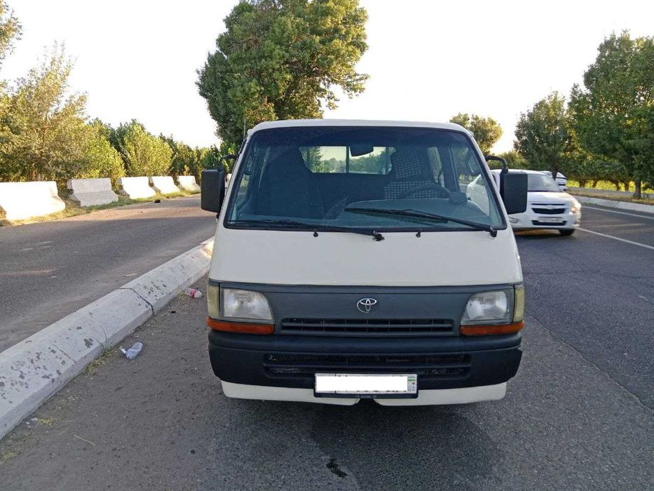 TOYOTA дубл кабина, грузовой сотилади.