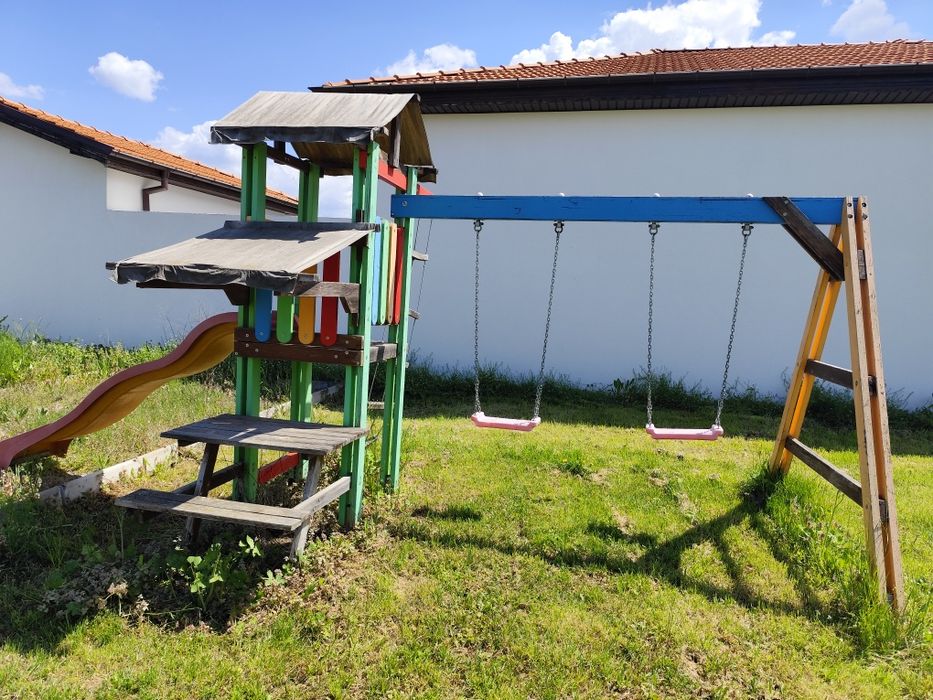 Детски люлки и пързалка
