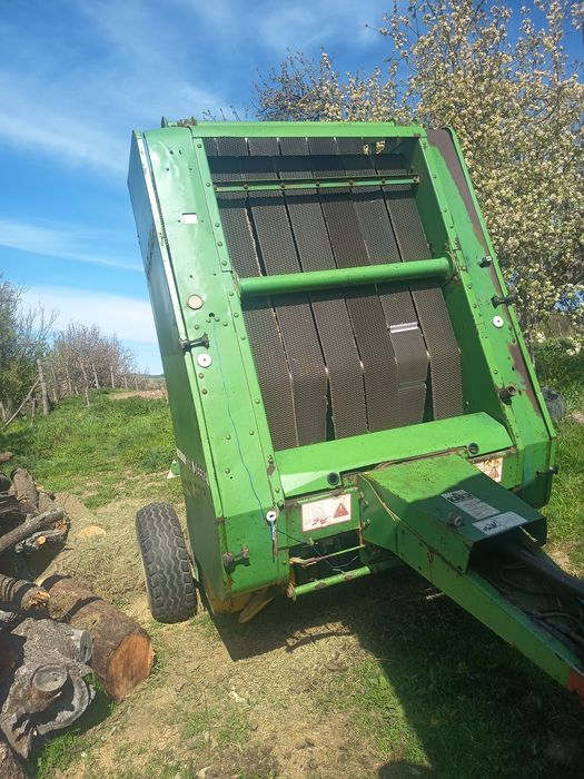 Vând presa baloți rotunzi John Deere 550