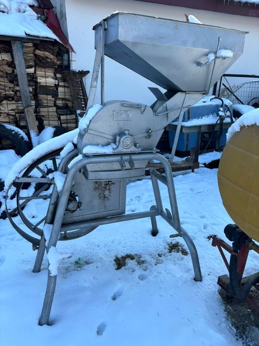 Moara cu ciocanele dupa tractor