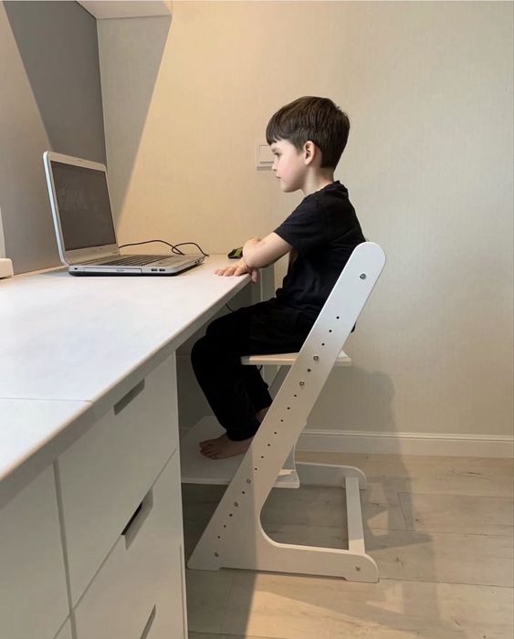 Деревянный растущий стул белый