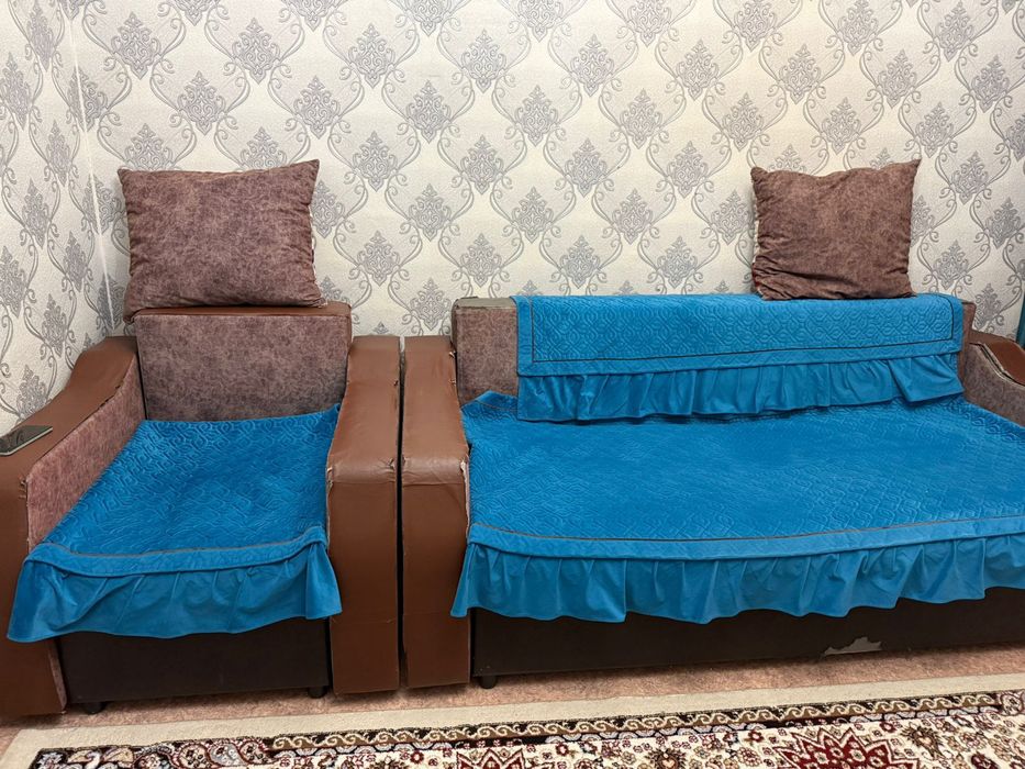 Диван жастықтарымен сатылады.
