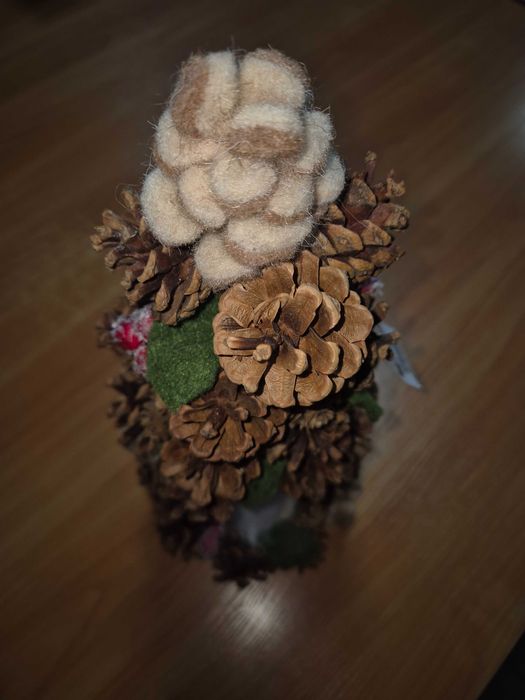 Малка коледна елхичка от шишарки