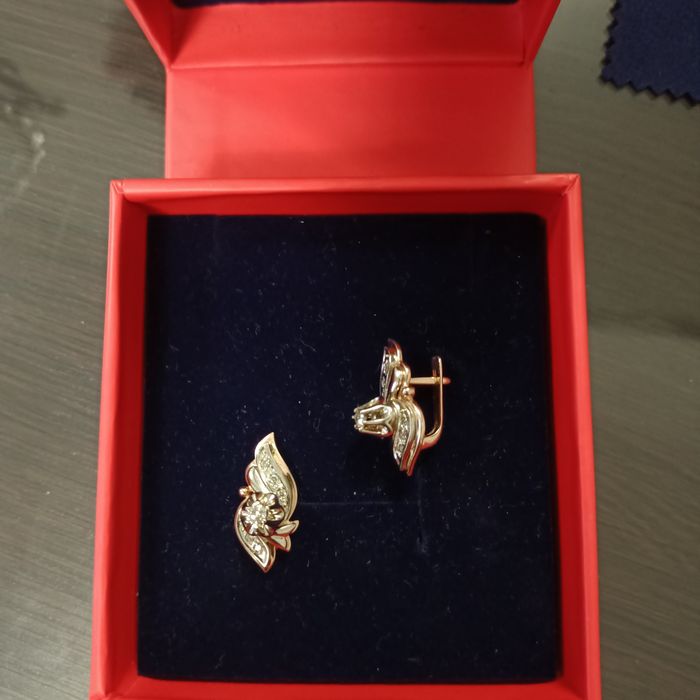 Продам золотые серьги(585) с бриллиантами