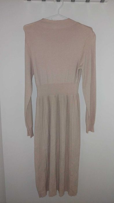 Рокля с присирана долна част от фино плетиво