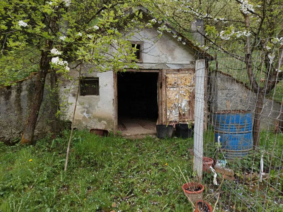 Se vinde casă, situată într-o zonă liniștită, ideală pentru locuit și relaxare.
