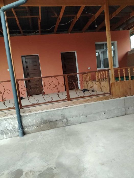 Xovlili uy sotiladi. Guliston Shaxar Yangibozor tomonda 19 kvartal