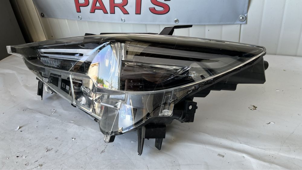 3 броя десен и 1 брой ляв фар Mazda CX-5 2017-