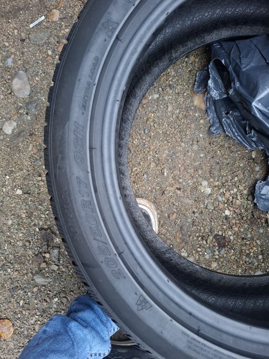 Vand 2 anvelope 205 50 17 bune de iarna