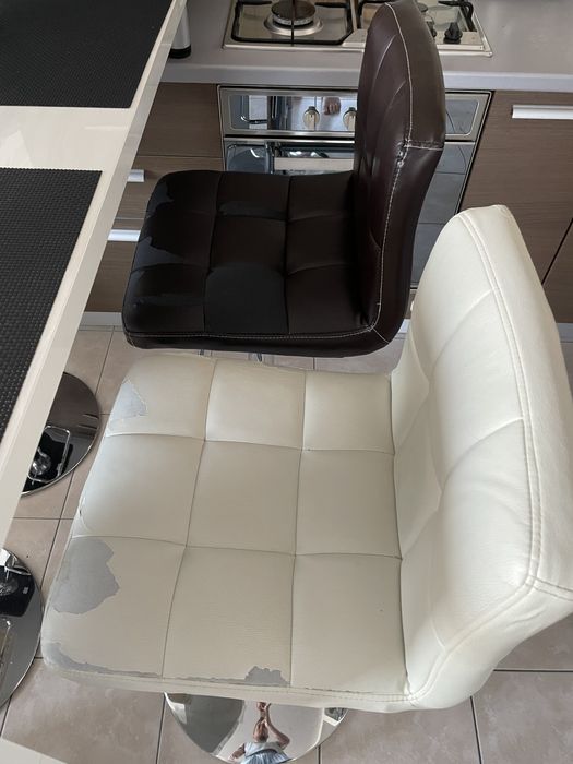 4 scaune de bar . 2 albe + 2 maro. Reglabile pe inaltime