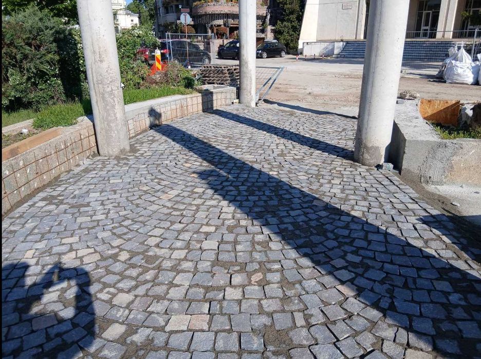 Piatră cubică naturală pentru amenajări rustice și premium