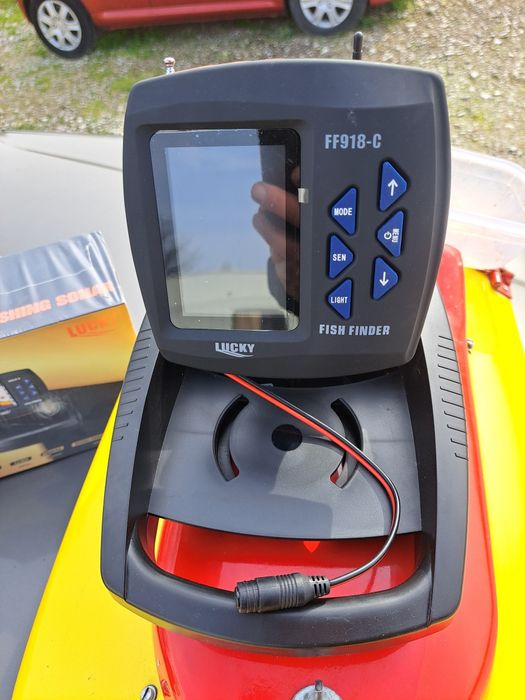 Лодка за захранка със сонар