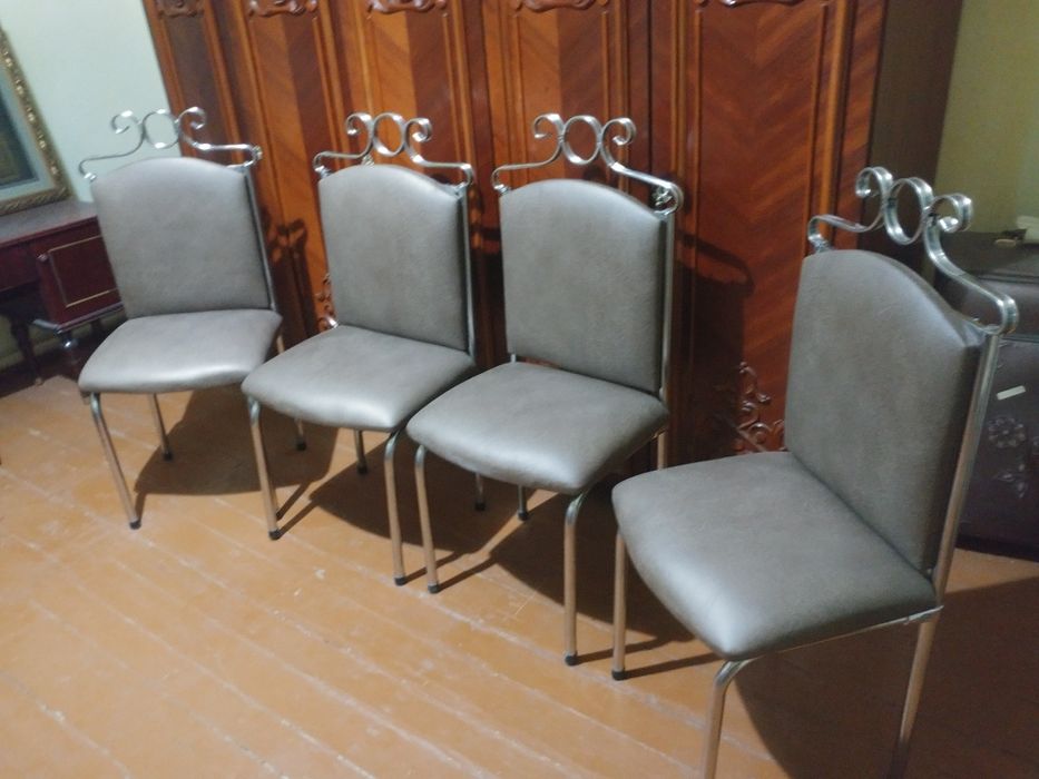 Продается .необычный.комплект .стол стулья .