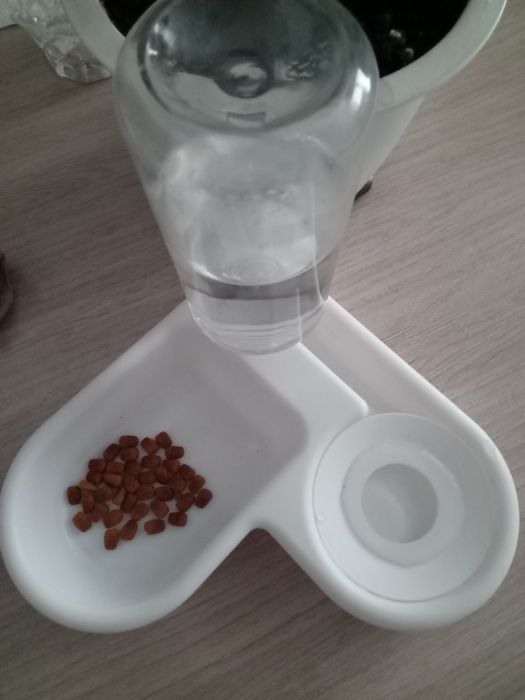 Продам поилку и для корма .