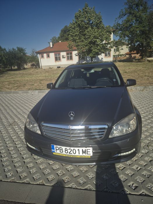 Продавам Мерцедес С220.