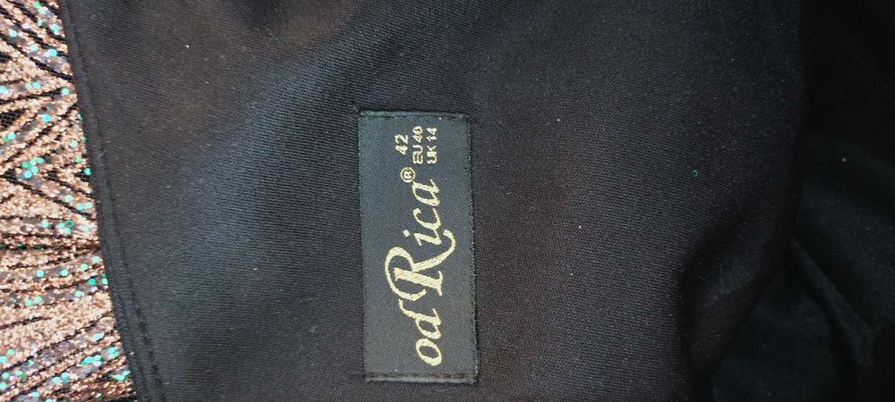 Продавам бална рокля обличана за 2 часа. Купувана е от бутик.