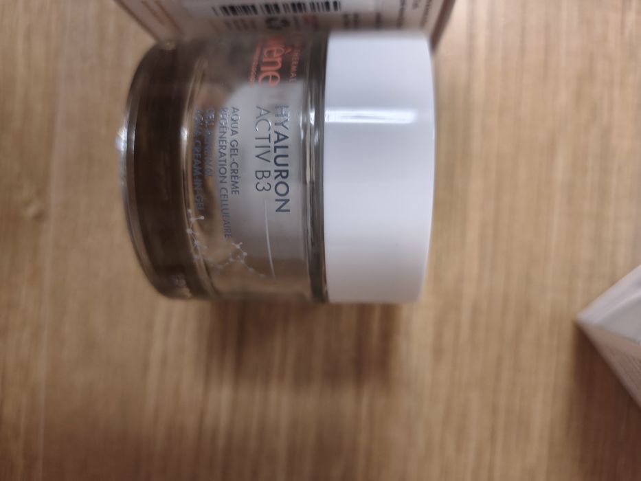 Регенериращият аква гел-крем на Авен Хиалурон Актив Б3