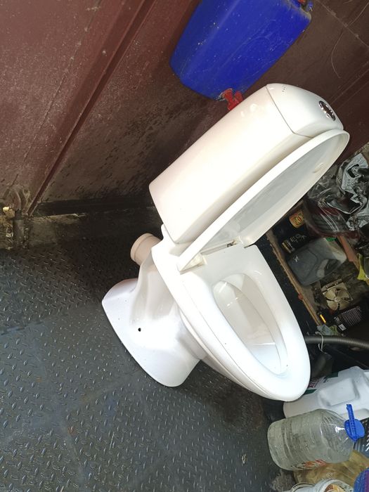 Продам бачки унитаза 8000