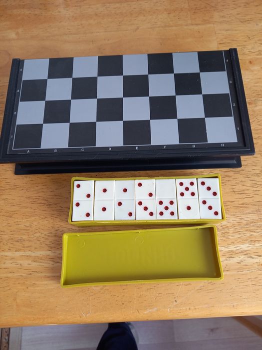 Продам  шахматы, домино