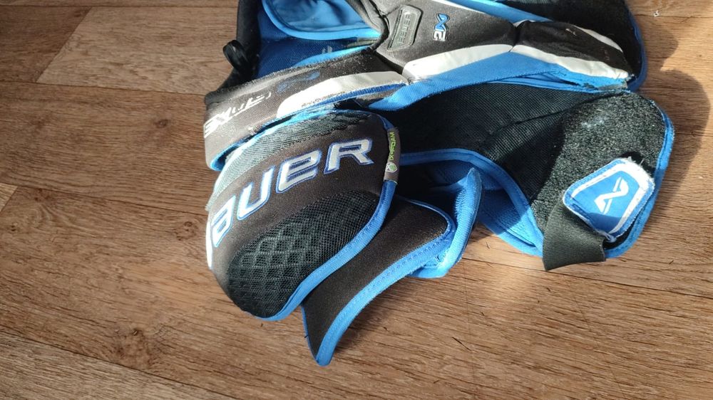 Нагрудник хоккейный размер sr medium.