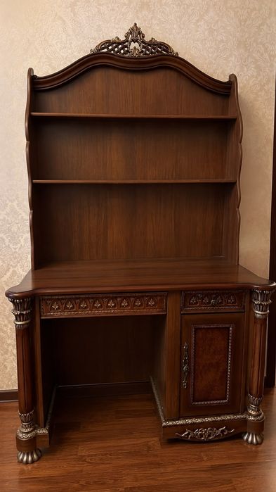 Компьютерный стол из массива