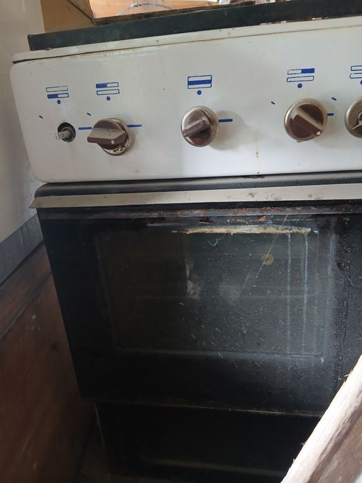 Eski mebel , gaz plita , kir yuvadigon moshina , pilisos sotiladoli