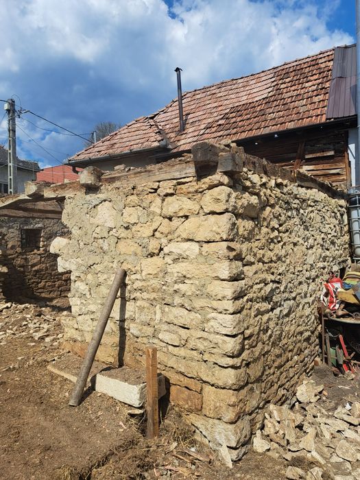 Vând piatra de fundație cioplita