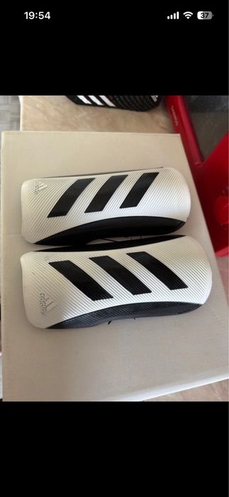 Aparatori de fotbal adidas am 4 perechi ca noi
