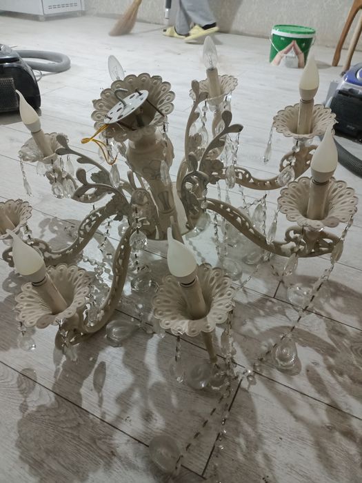 Люстра ұсталған.