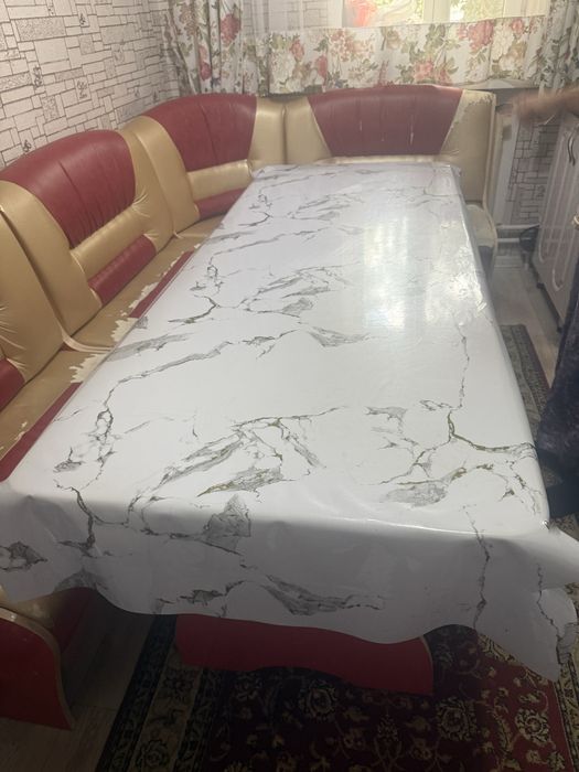 Угловой диван и стол