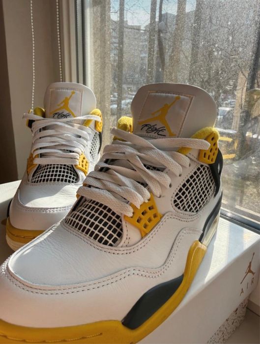 Jordan 4 Retro Vivid Sulfur