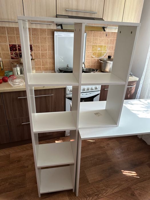 Стол с полками белого цвета