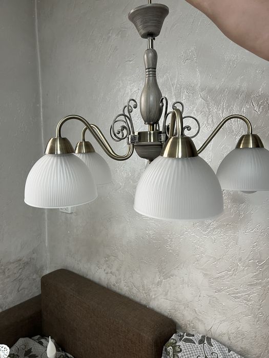 Люстра в хорошем состоянии