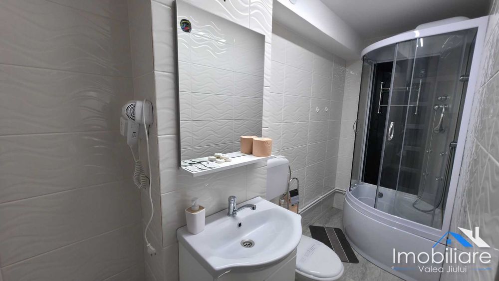 Apartament 3 camere transformat in 2 unitati locative - Lupeni | Str. Crinilor | Regim hotelier activ