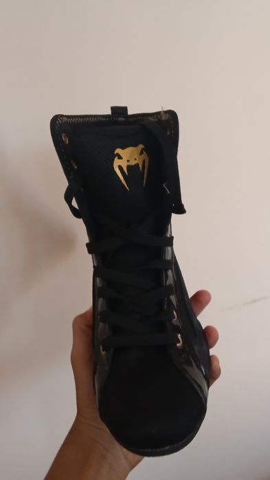 Boks barsofkasi   1 marta kiyib   kõrilgan  boshqa kiyil magan yangi