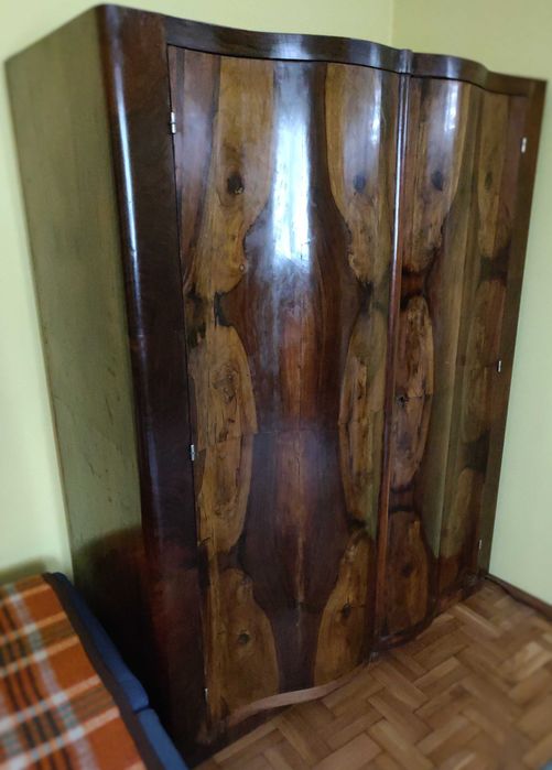 Dulap din lemn de nuc pentru haine