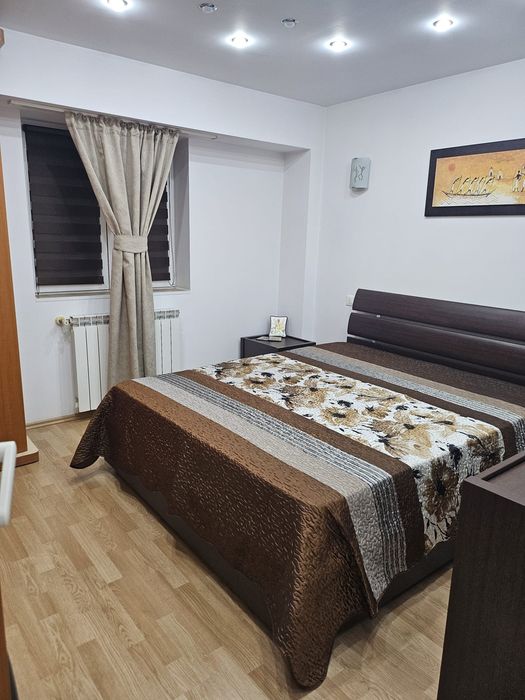 Vand apartament 3 camere Ansamblul Peco