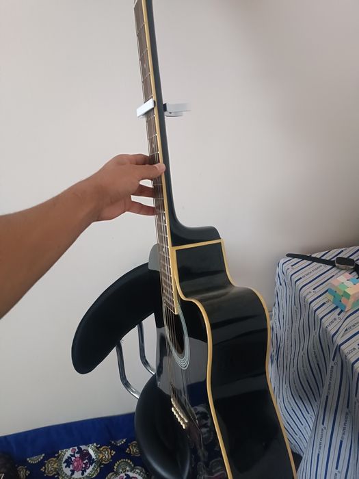 Getara sotiladi. Rangi qora yaxshi saqlangan qoʻshiqlari zur chiqadi .