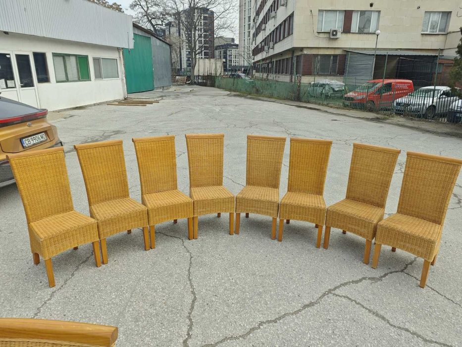 Продавам комплект от 8 стола от естествен ратан