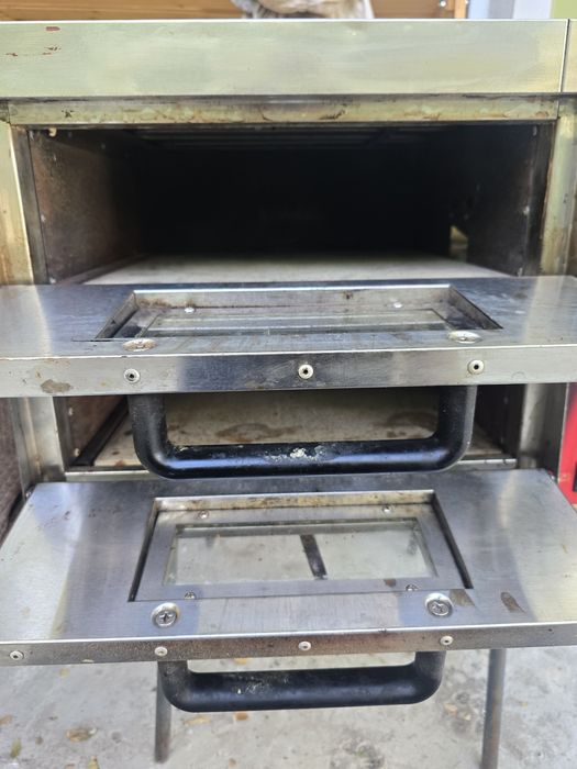 Пытса пеш жумс жасап тур