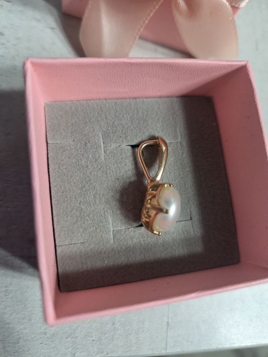 Золотая подвеска с жемчугом