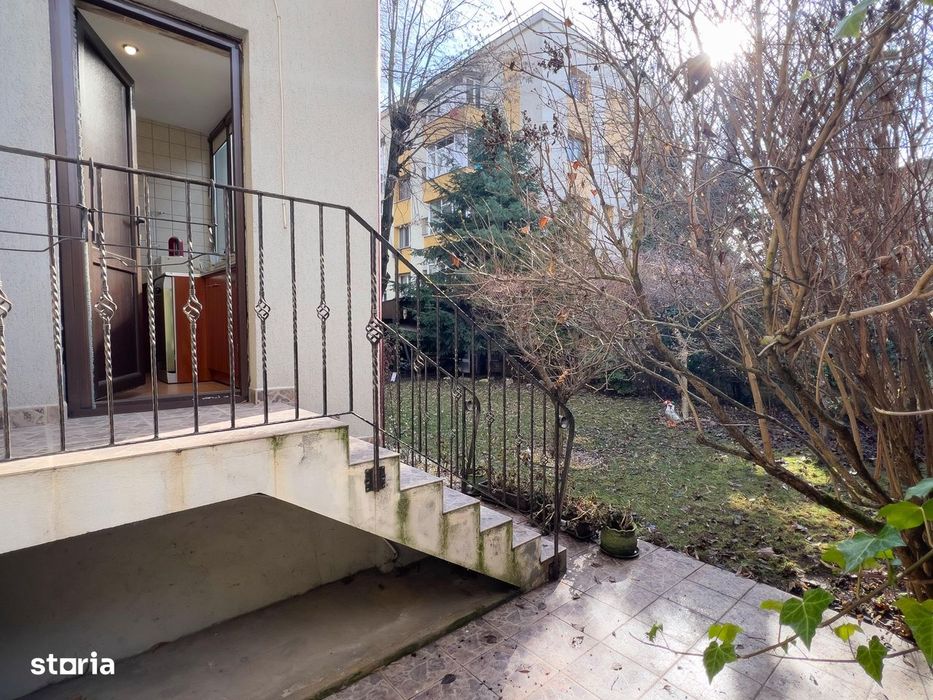 Apartament in vila cu curte la 50 metri de parc.